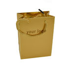 Carry Custom Paper Shopping Bags 250g grabó en relieve promocional con la manija hecha juego de la cuerda de los PP