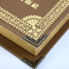 La caja de regalo formada libro de madera de grabación en relieve cubre el embalaje con cuero del logotipo redondo superficial del metal de la espina dorsal 3D