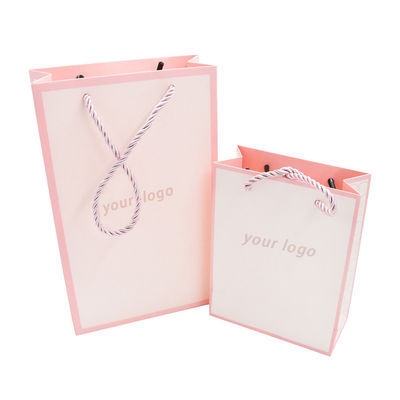 Carry Custom Paper Shopping Bags 250g grabó en relieve promocional con la manija hecha juego de la cuerda de los PP