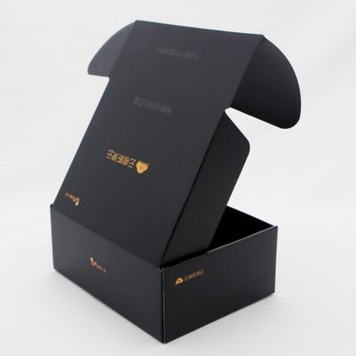 Las cajas acanaladas negras del anuncio publicitario cardan el envío de papel para pequeño electrónico del router