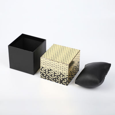 La hoja de oro personalizó la caja de reloj de cuero que dos pedazos del papel rígido con la almohada envolvieron negro