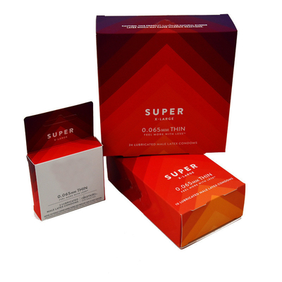 Caja del condón del color 350g Artpaper de Pantone con el logotipo de grabación en relieve